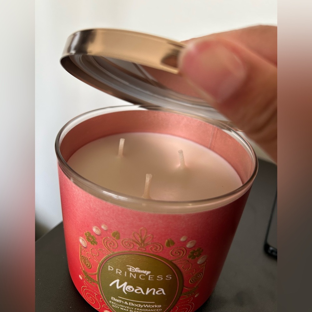 New Bath & Body Works Disney Princess MOANA
Candle 3-Wick Limited Edition - Picture 2 of 3